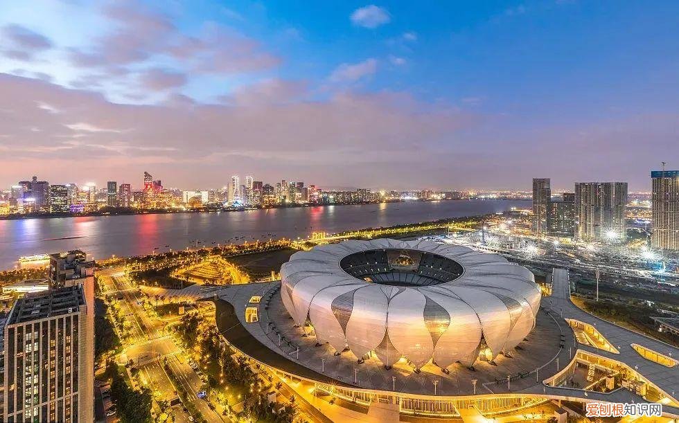 广西体育中心能容纳多少人