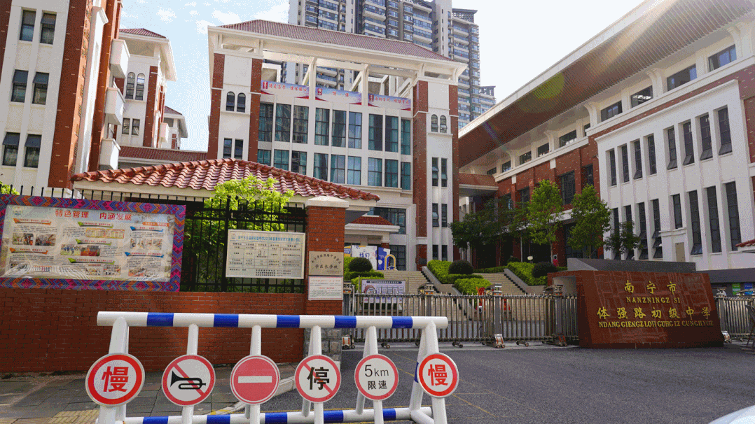 广西体育中心能容纳多少人