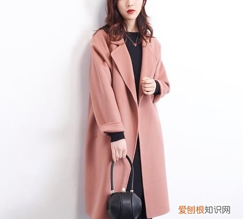 粉色双面绒配什么内搭,藕粉色羊绒大衣配什么颜色打底