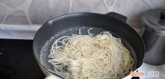 煮面条窍门，微波炉煮面条为什么会喷出来