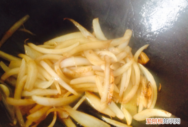 洋葱炒粉丝的做法，洋葱鸡蛋粉条怎么炒好吃又简单