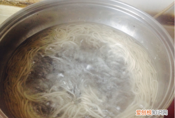 洋葱炒粉丝的做法，洋葱鸡蛋粉条怎么炒好吃又简单