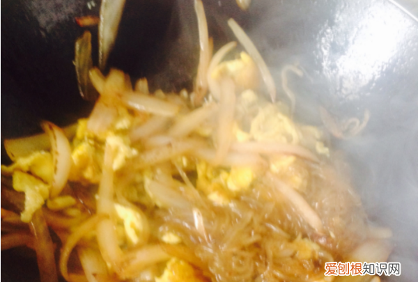 洋葱炒粉丝的做法，洋葱鸡蛋粉条怎么炒好吃又简单