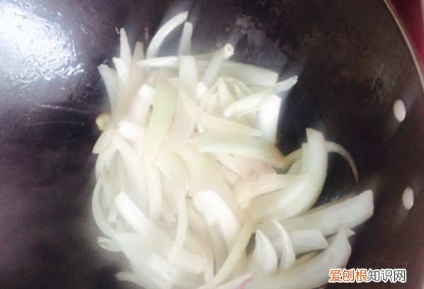 洋葱炒粉丝的做法，洋葱鸡蛋粉条怎么炒好吃又简单