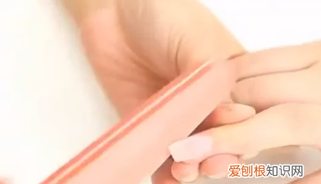 延长甲应该怎么做，美甲光疗胶的正确涂法