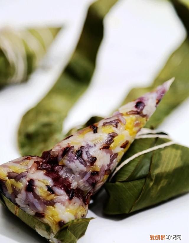 包粽子不漏米不开裂的方法,包粽子有技巧这样做粽子又香又糯