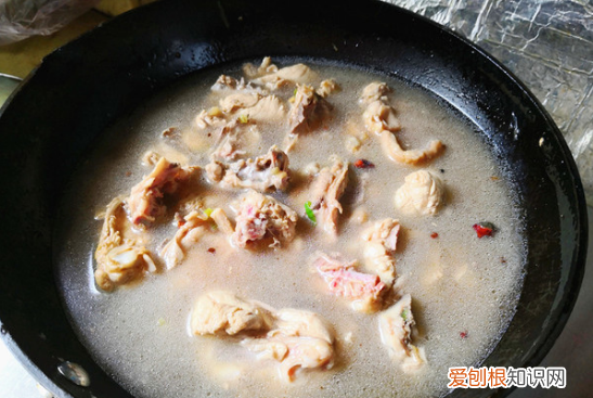 鸡架汤怎么熬会更鲜,鸡架子怎么熬汤最白