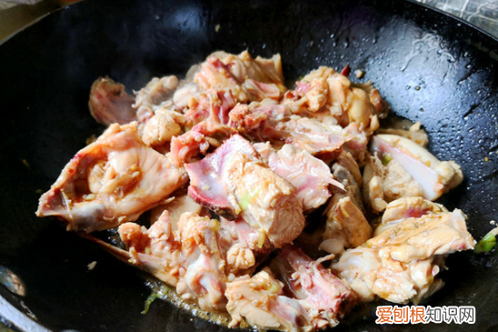 鸡架汤怎么熬会更鲜,鸡架子怎么熬汤最白