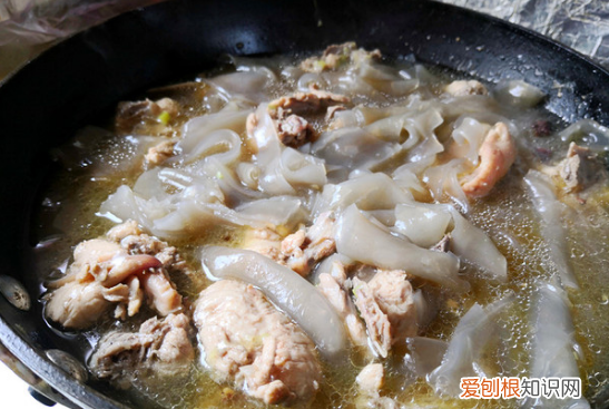 鸡架汤怎么熬会更鲜,鸡架子怎么熬汤最白