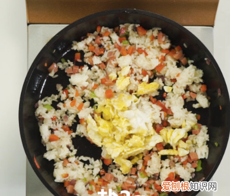 胡萝卜鸡蛋炒饭的做法,青椒火腿蛋炒饭的做法窍门