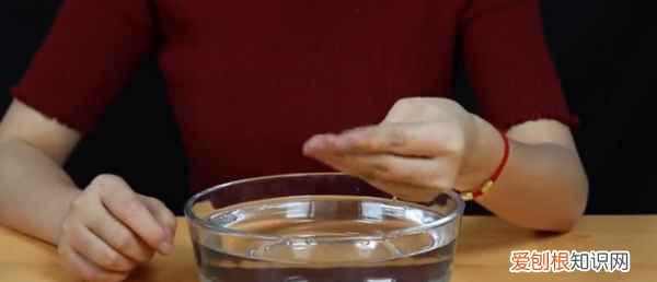 打印机墨水弄手上怎么洗，打印机墨水弄手上多久会掉