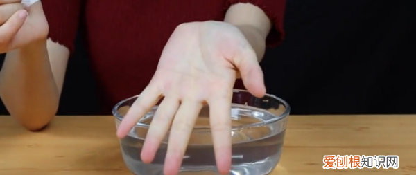 打印机墨水弄手上怎么洗，打印机墨水弄手上多久会掉