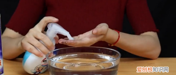 打印机墨水弄手上怎么洗，打印机墨水弄手上多久会掉