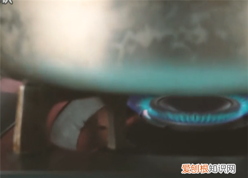 Woll不粘锅里怎么清洗，不粘锅里面的油垢怎么清洗?