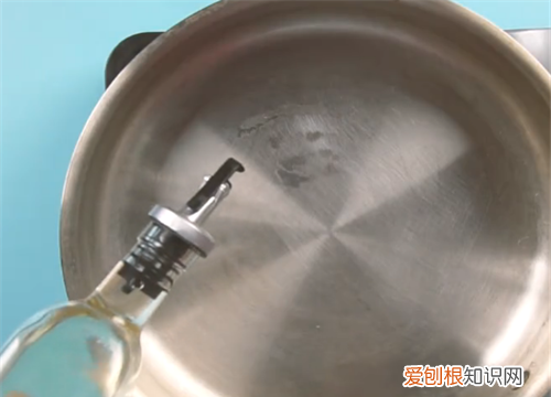 Woll不粘锅里怎么清洗，不粘锅里面的油垢怎么清洗?