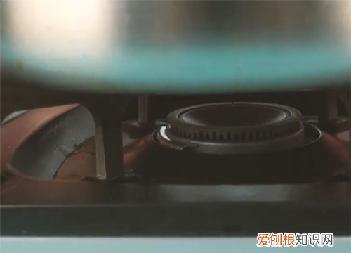 Woll不粘锅里怎么清洗，不粘锅里面的油垢怎么清洗?