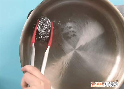 Woll不粘锅里怎么清洗，不粘锅里面的油垢怎么清洗?