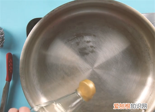 Woll不粘锅里怎么清洗，不粘锅里面的油垢怎么清洗?