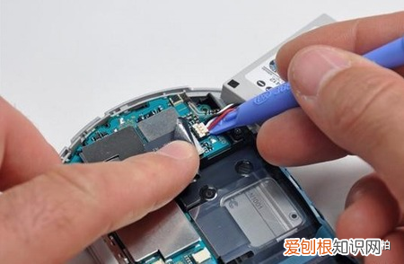 图解更换索尼PSP Go游戏机电池过程如何更换内部电池