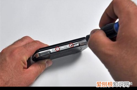 图解更换索尼PSP Go游戏机电池过程如何更换内部电池