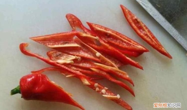 切辣椒辣到手怎么办，切辣椒后脚火辣辣的怎么办