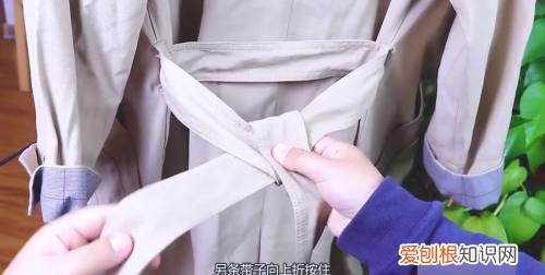 怎么系风衣后面的带子,风衣后面的腰带怎么系