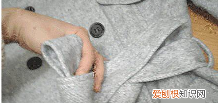 怎么系风衣后面的带子，风衣后面的腰带怎么系