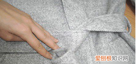 怎么系风衣后面的带子，风衣后面的腰带怎么系