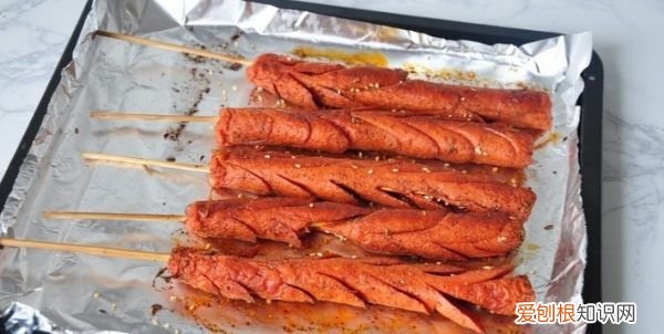 如何在家用烤箱做烤肠，怎么用烤箱烤火腿肠窍门