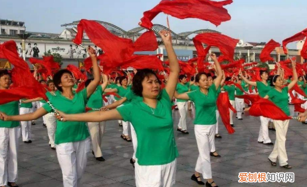 广场舞大全2022年最火的，广场舞怎么爱都爱不够32步