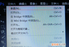 两张怎么样才可以合成一张，在电脑上怎样调整照片大小