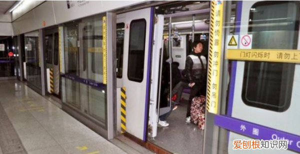 地铁上的工作人员叫什么,在地铁站里工作的人叫什么职业