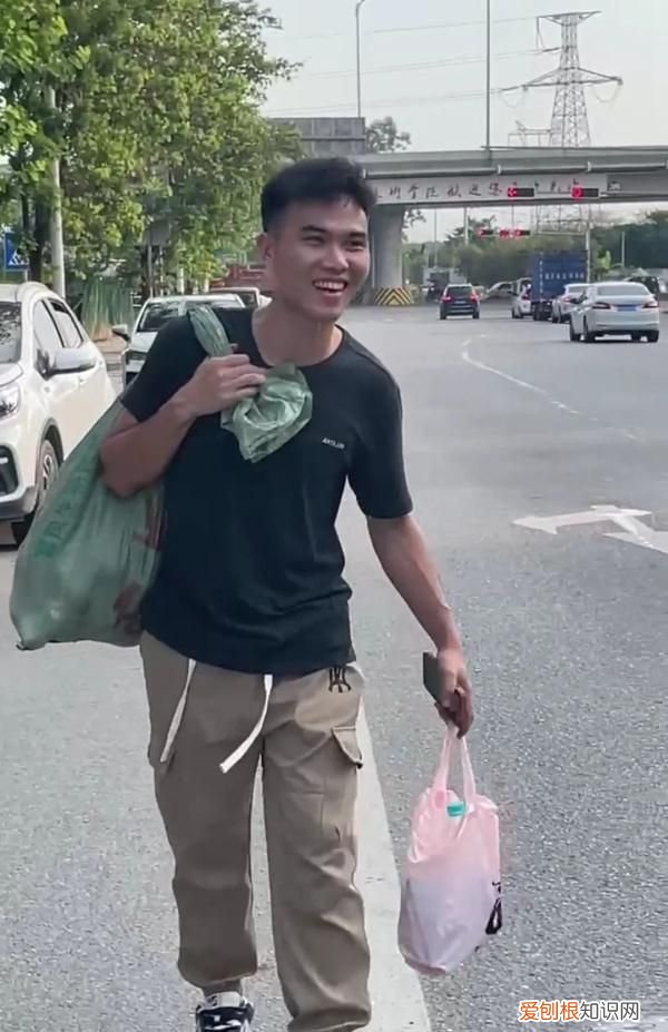 很丢人？百色男生用麻袋装芒果来柳州上学，一句话让网友怒赞！