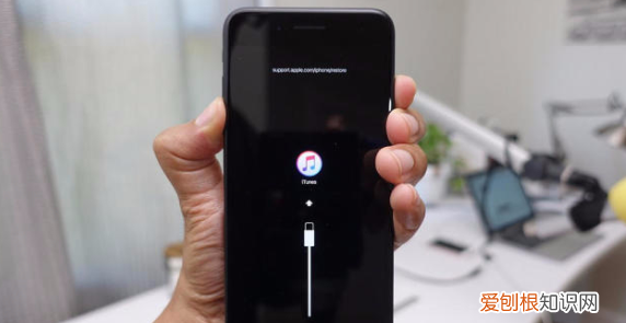 苹果手机黑屏且不能开机怎么办，苹果手机黑屏了但是有声音怎么办