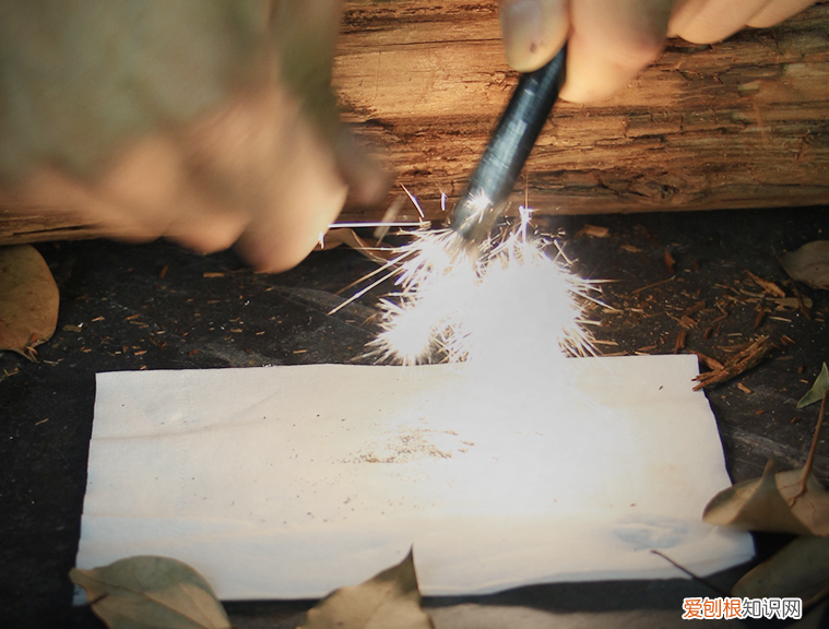 户外生火是用打火机好还是镁棒好，看完就完全明白了