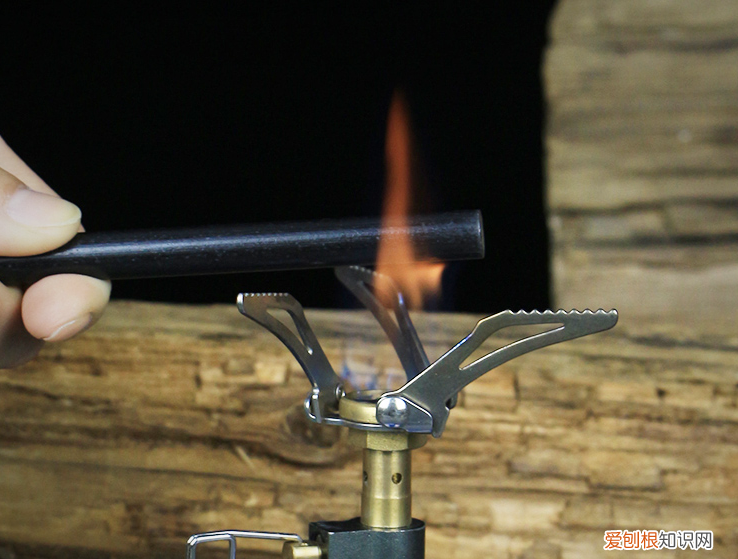户外生火是用打火机好还是镁棒好，看完就完全明白了