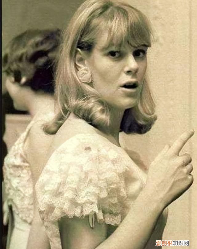 查尔斯为何年轻时没和卡米拉结婚