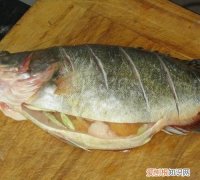 鱼辨别味道的方法，为什么刚宰的鱼味道新鲜是刚死的肉好吃么