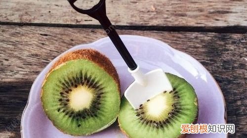 猕猴桃硬的可以放冰箱吗,猕猴桃剥皮可以放在冰箱里