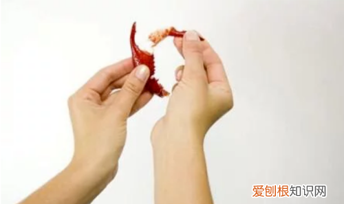 小龙虾怎么吃剥皮，麻辣小龙虾的吃法剥法图解