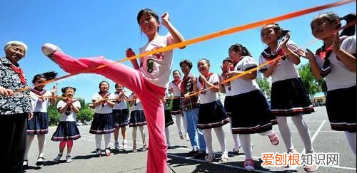 七仙女的歇后语,七仙女跳皮筋下一句