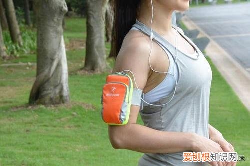 小腰包怎么背好看