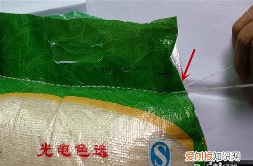 如何快速拆开编织袋米袋面袋,米袋子拆线技巧一拉就开图解