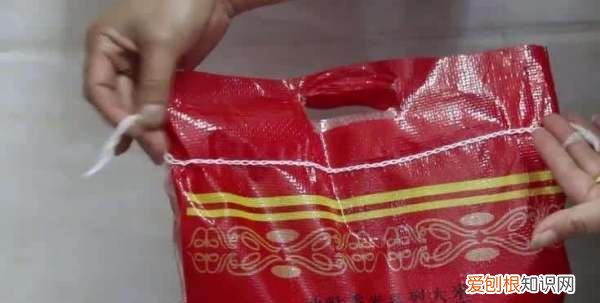如何快速拆开编织袋米袋面袋,米袋子拆线技巧一拉就开图解