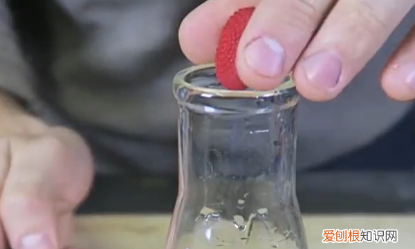 瓶子里脏了怎样弄干净，长形瓶子脏了不好清洗怎么办