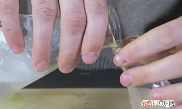 瓶子里脏了怎样弄干净，长形瓶子脏了不好清洗怎么办