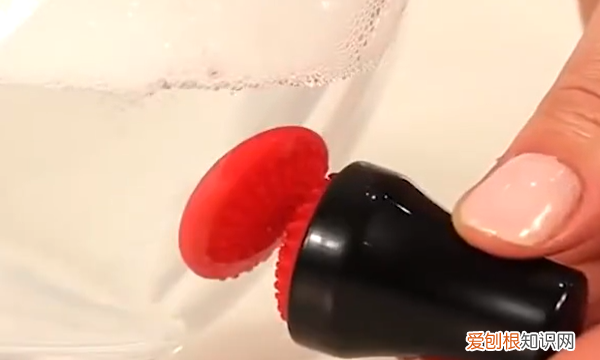 瓶子里脏了怎样弄干净，长形瓶子脏了不好清洗怎么办