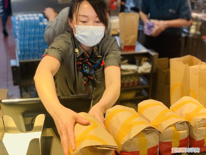 餐饮业复苏艰难起步：团购为主，员工住门店，供应链企业卖菜