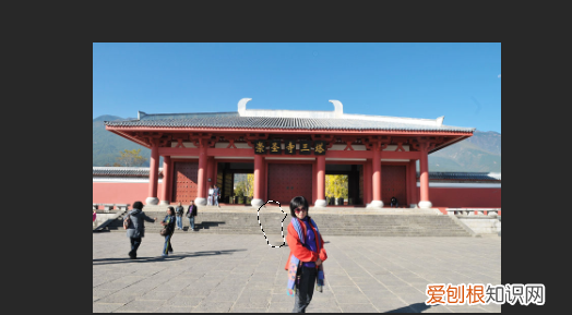 ps如何把人p掉无痕迹，PS怎么才能把多余的人P掉