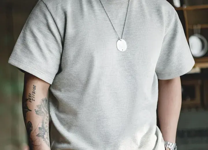 男生怎么选择合身的T恤,应该优先看肩宽/衣长还是胸围?